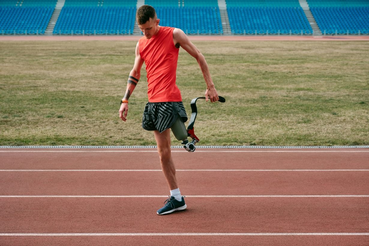 Person with amputed leg using an aid for walking